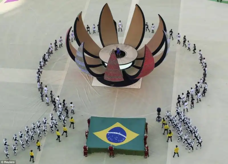 si apre la sfera centrale della world cup