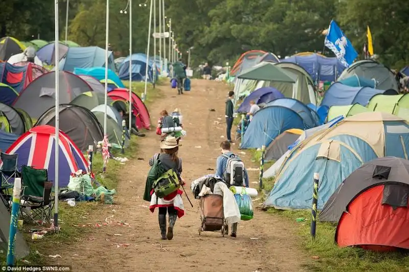 si smontano le tende a glastonbury