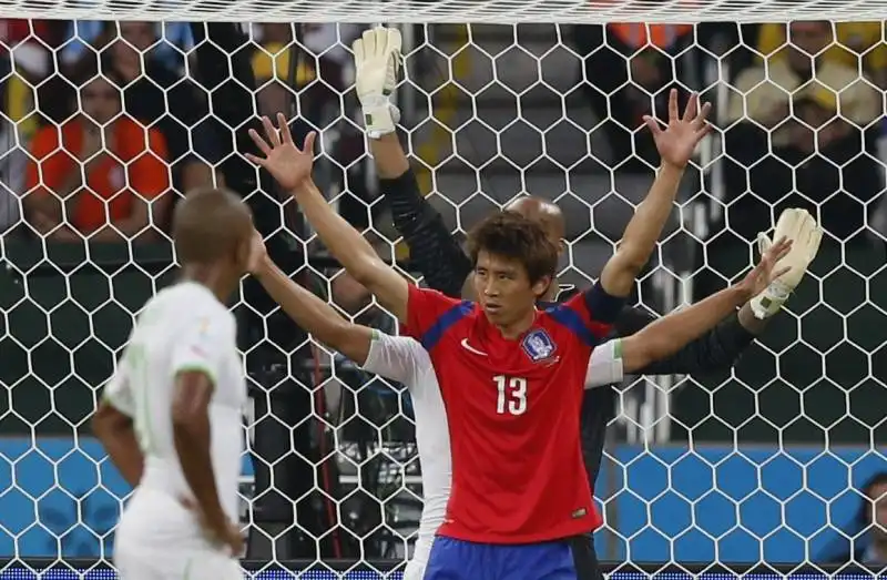 south korea koo ja cheol celebra il suo gol mentre il portiere allarga le braccia per lo sconforto