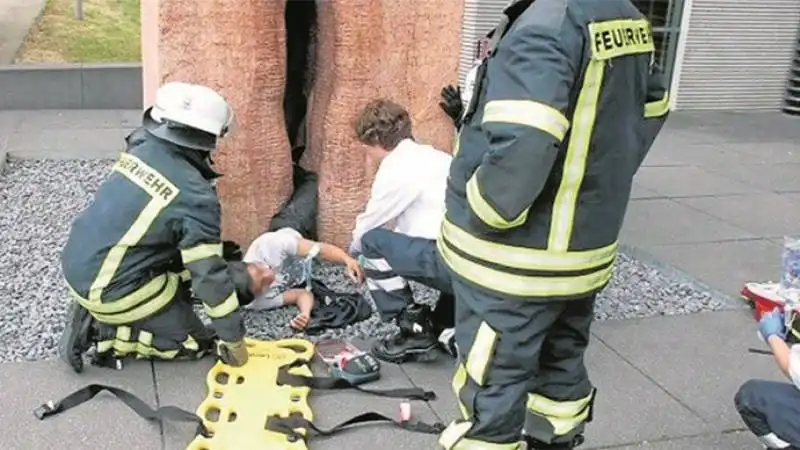 studente incastrato nella vagina