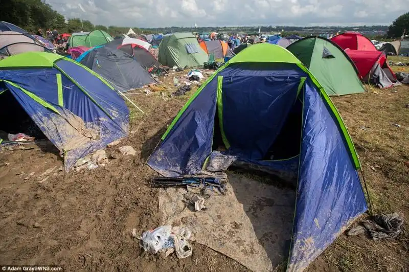 tende nel fango a glasto