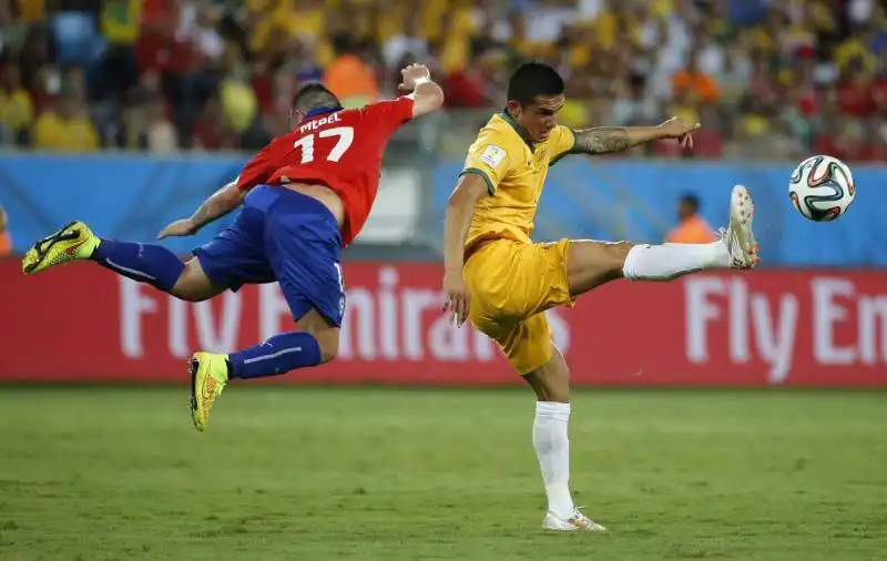 tim cahill combatte per la palla nella partita col cile