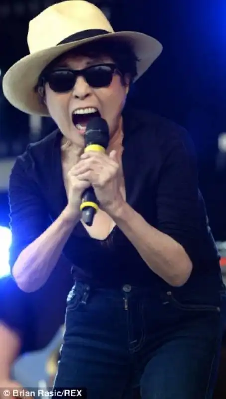 yoko ono al glastonbury festival