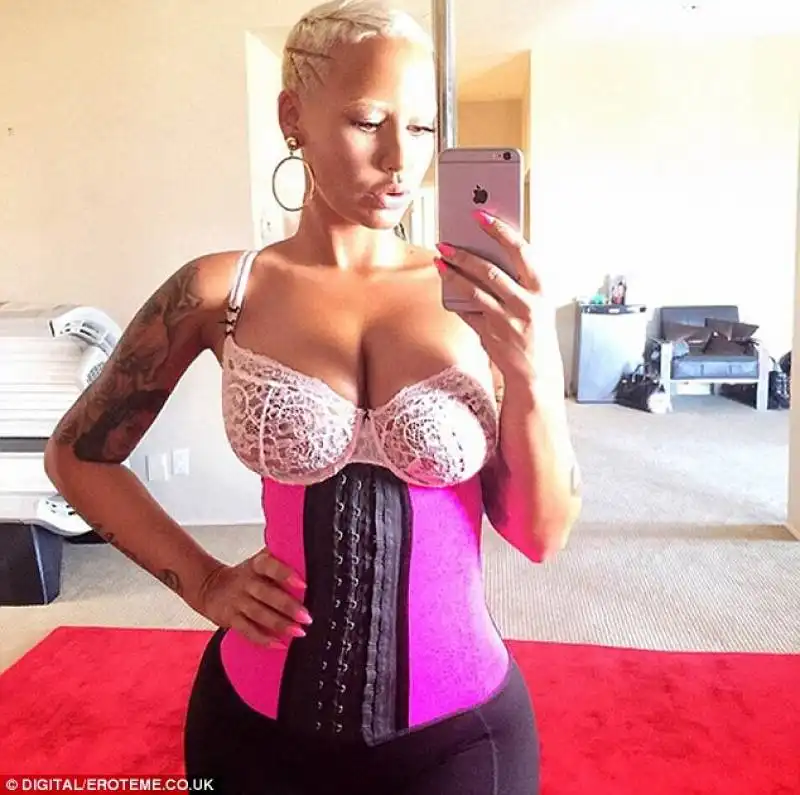 amber rose selfie