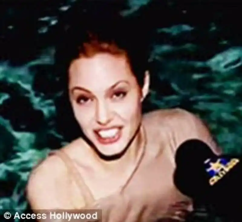 angelina festeggia golden globe in piscina