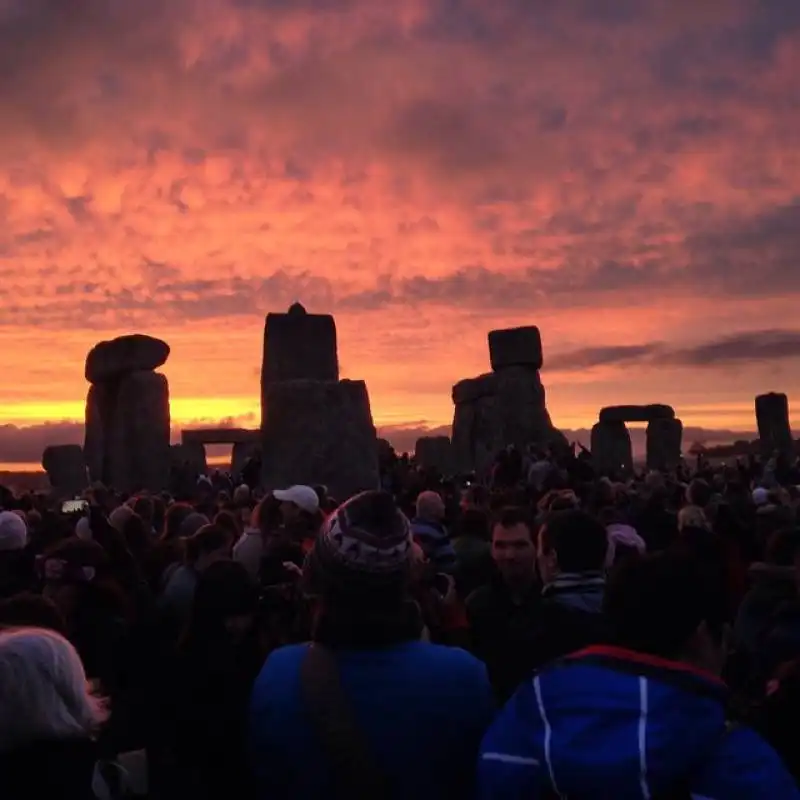 aspettando il sole a stonehenge