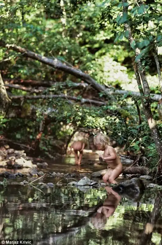 bambini in un fiume, ucraina