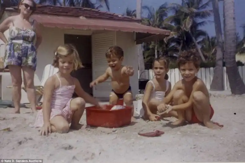 bambini kennedy alla spiaggia