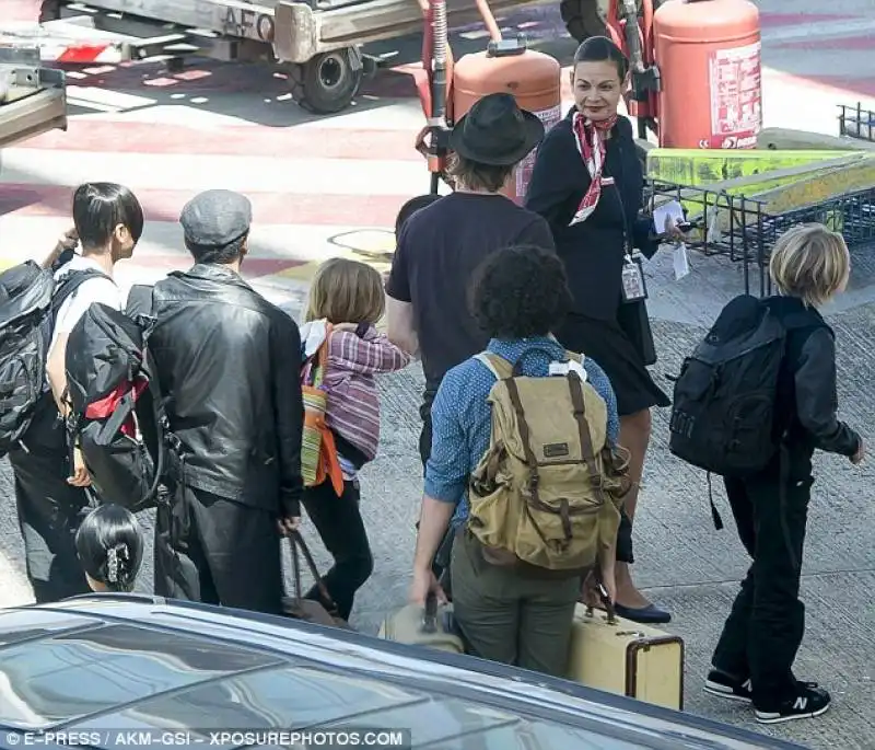 brad pitt e figli aeroporto