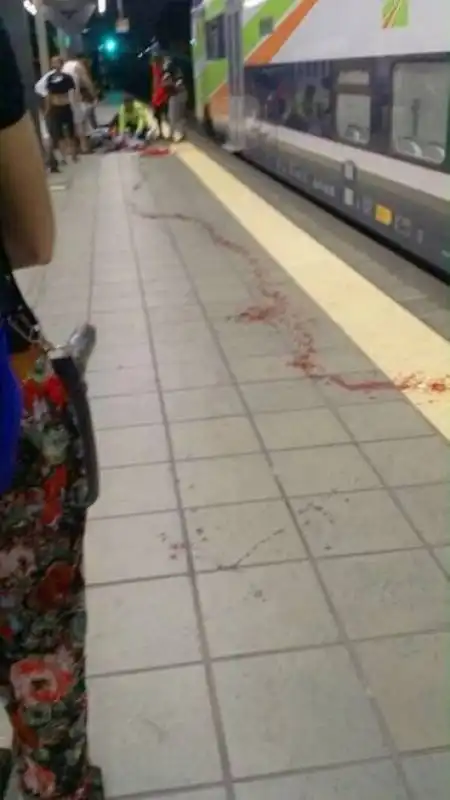 CAPOTRENO AGGREDITO CON IL MACHETE  