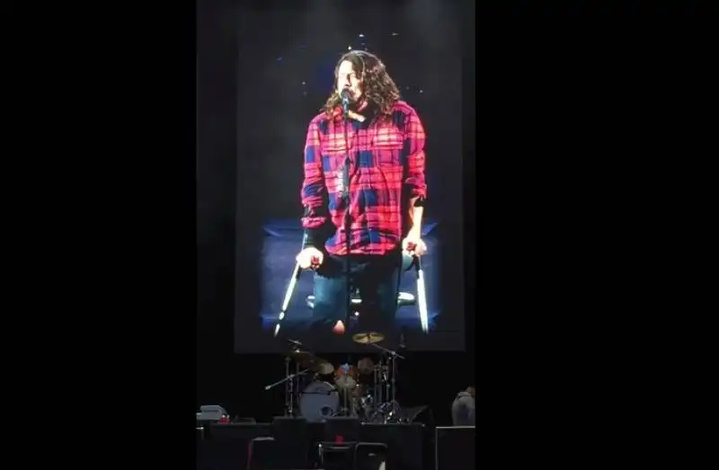 dave grohl si rompe una gamba al concerto  4