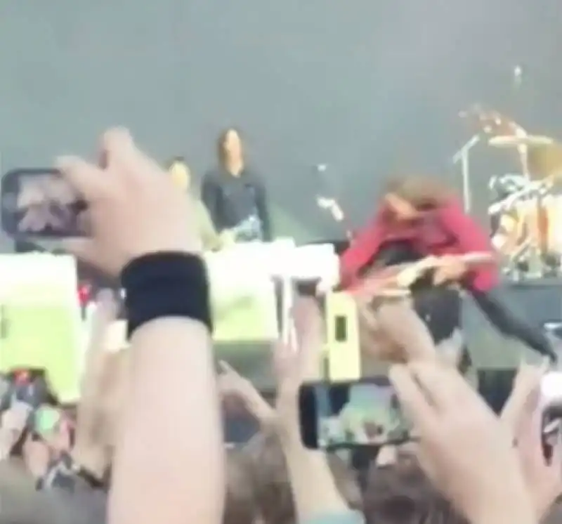 dave grohl si rompe una gamba al concerto  6