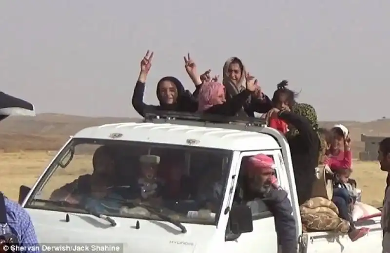 donne siriane lasciano i territori dell isis e si spogliano dei burqa neri  2