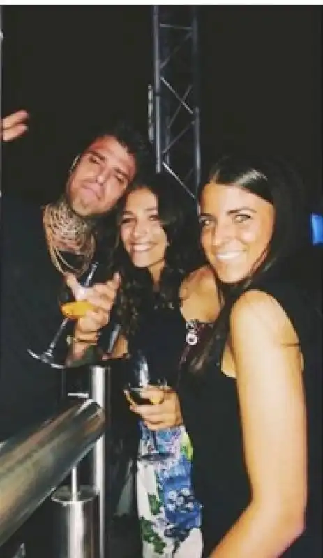 fedez fa i selfie coi fan al just cavalli  