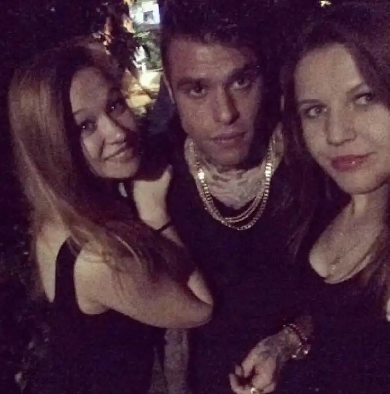 fedez fa i selfie coi fan al just cavalli 