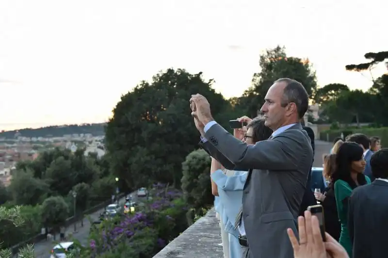 fotografano il panorama di roma  (2)