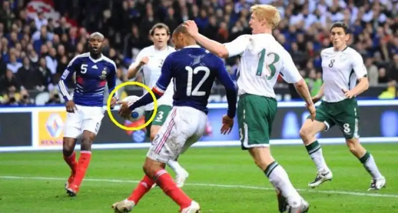 HENRY TOCCA IL PALLONE CON LA MANO IN FRANCIA IRLANDA