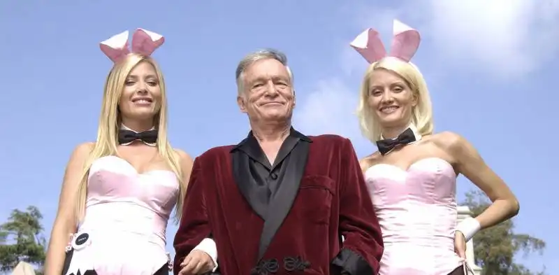 hugh hefner con le sue conigliette