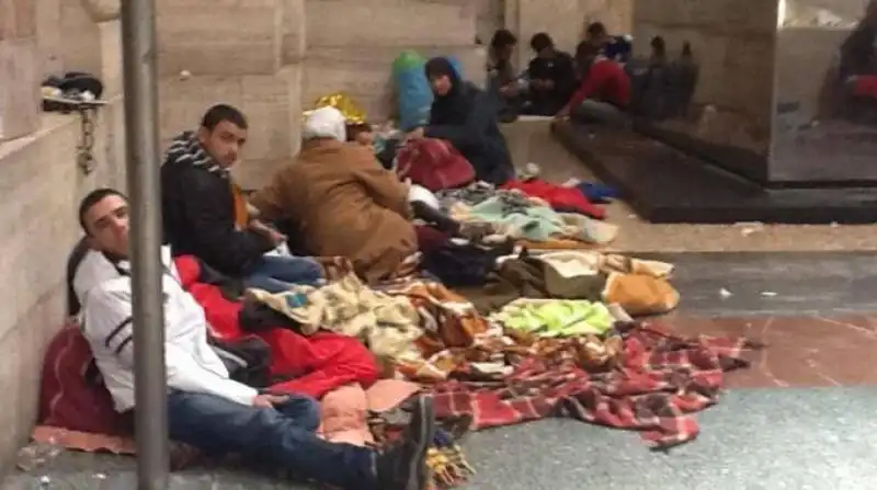 IMMIGRATI MILANO CENTRALE