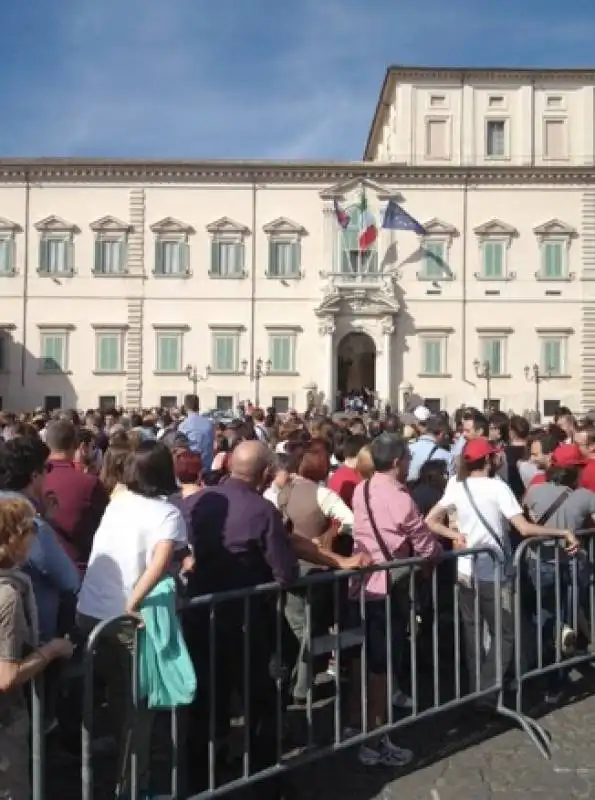 in fila per l aperitivo da sergio 