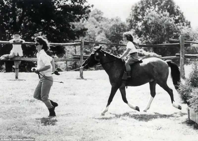 jackie e caroline a cavallo