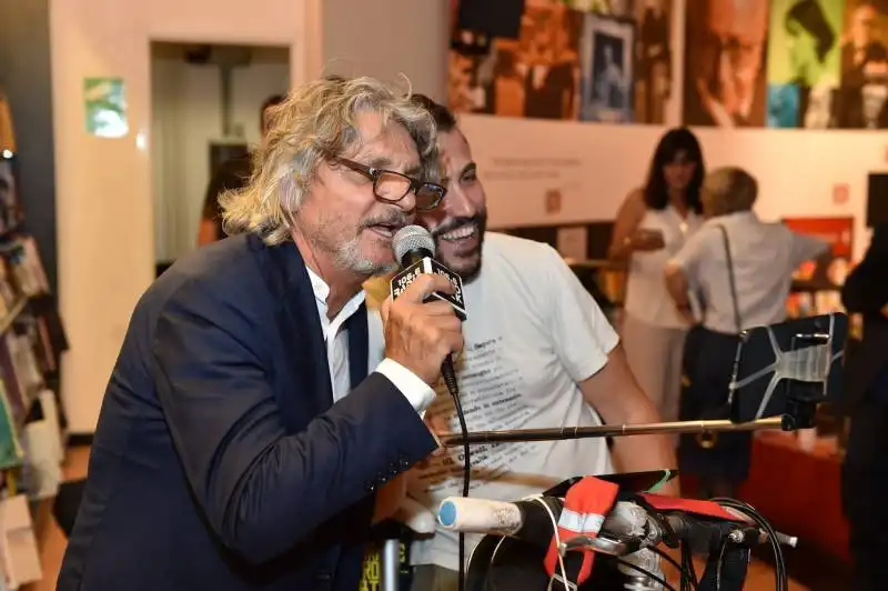 massimo ferrero canta vado al massimo (3)