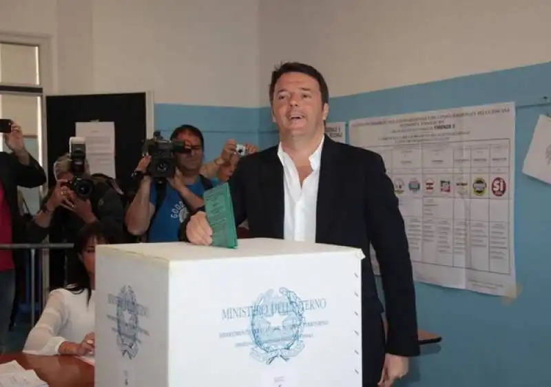 matteo renzi e agnese landini al voto a pontassieve   11