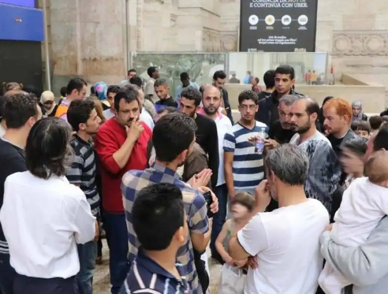 migranti alla stazione centrale a milano  1