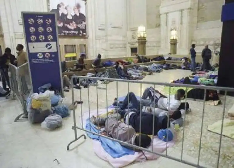 migranti alla stazione centrale a milano  11