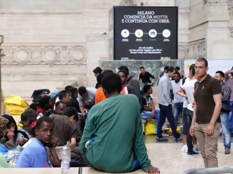 migranti alla stazione centrale a milano  3