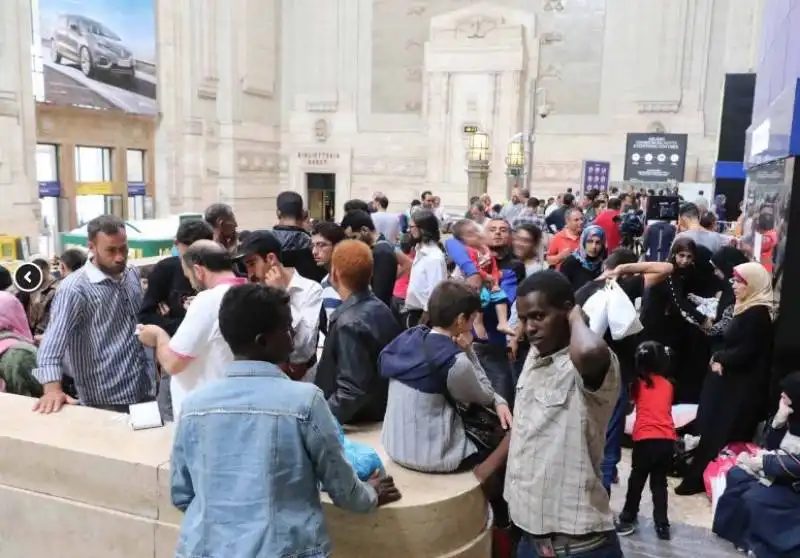 migranti alla stazione centrale a milano  4