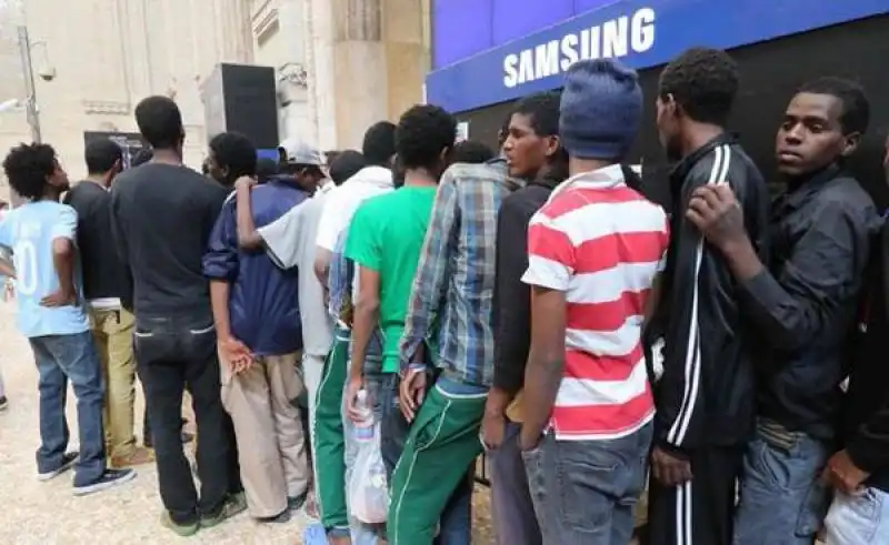 migranti alla stazione centrale a milano  6