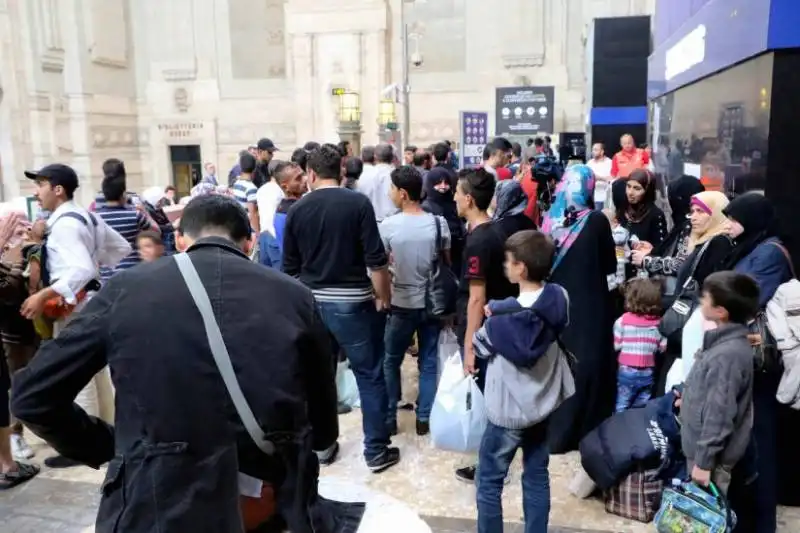 migranti alla stazione centrale a milano  8