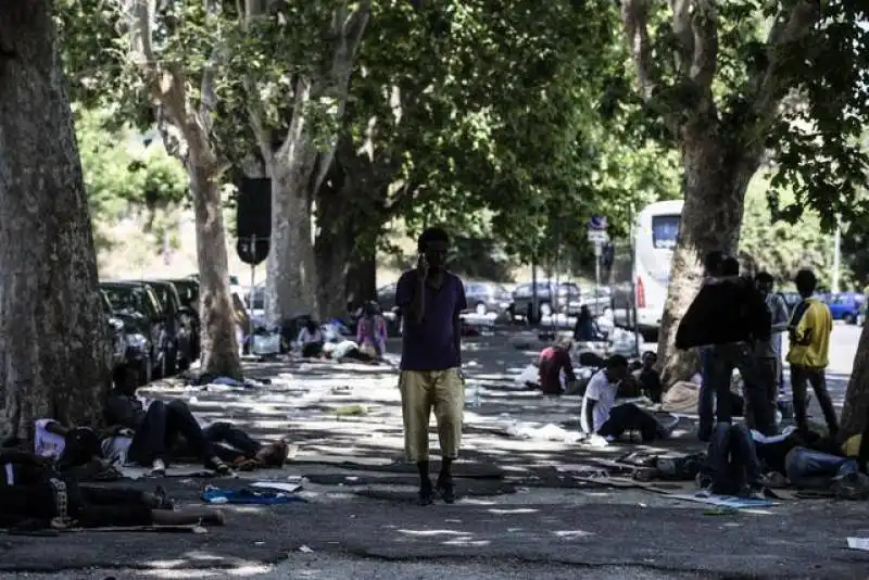 migranti alla stazione tiburtina  1