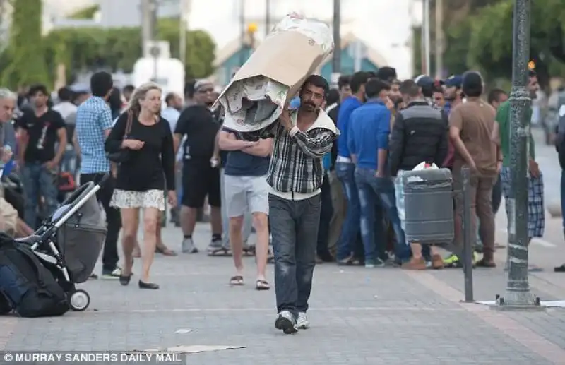 migranti dormono in strada a kos