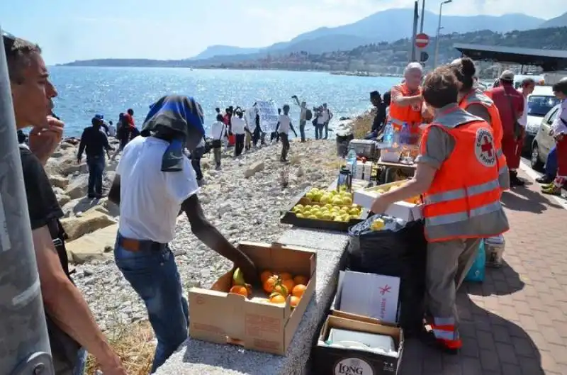 migranti sul lungomare di ventimiglia 5bf11c