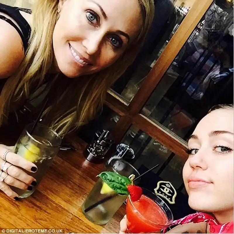 miley con madre tish, sx