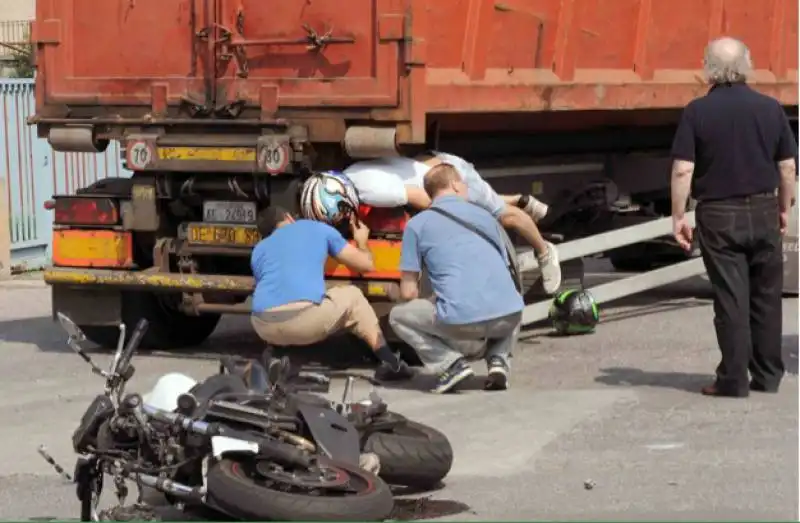 motociclista incastrato camion 2