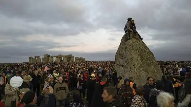 oltre ventimila persone a stonehenge