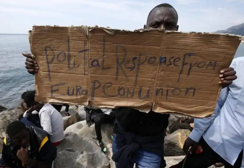 protesta sugli scogli a ventimiglia (foto sebastien nogier)   83d79114c2