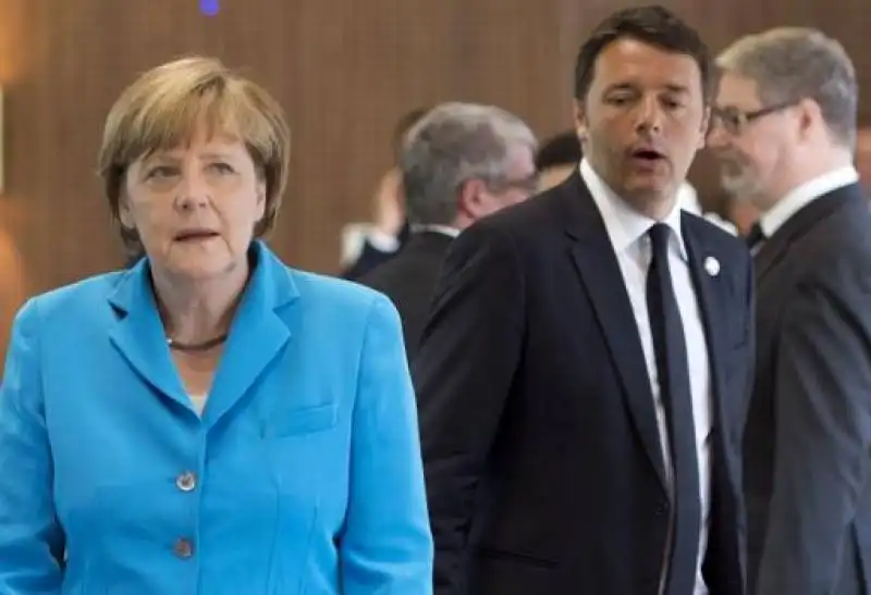 RENZI GUARDA IL CULONE DELLA MERKEL