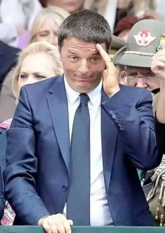 renzi sbaglia il saluto militare