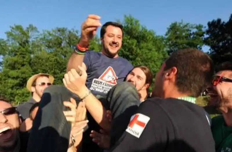 ruspa di  salvini a pontida 