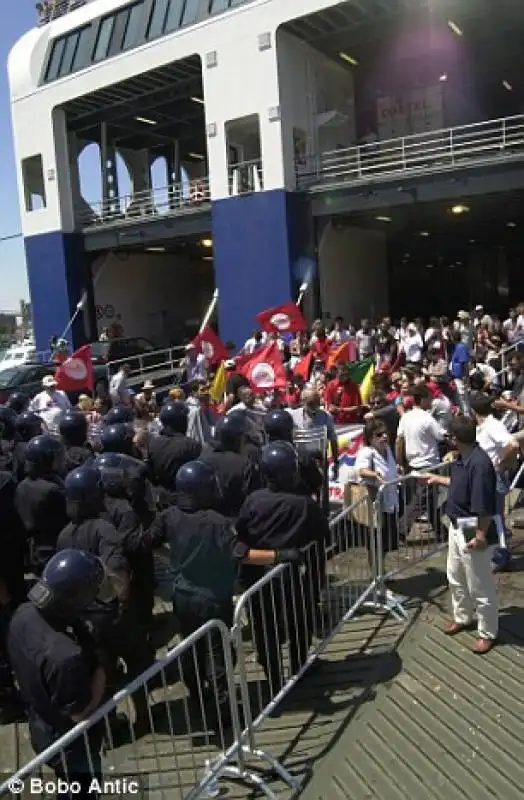 scontri manifestatni polizia   ancona 2001