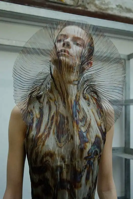 sfilata iris van herpen