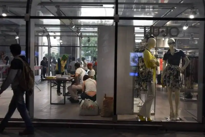 stazione di milano   migranti nei negozi di plexiglass 10