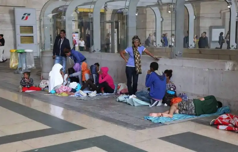 stazione di milano   migranti nei negozi di plexiglass 4