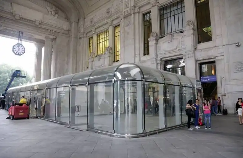 stazione di milano   migranti nei negozi di plexiglass 6