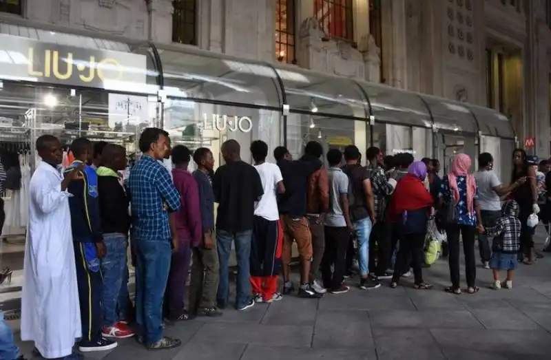 stazione di milano   migranti nei negozi di plexiglass 9