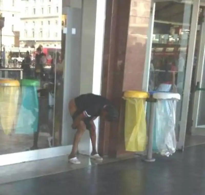 STAZIONE TERMINI  - SI CAGA IN PUBBLICO-defe